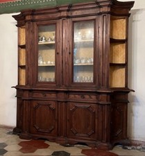 CREDENZA VETRINA IN NOCE MASSELLO COMPOSTA DA BASE 2+2 ANTE E VETRINA 2 ANTE