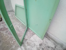 bacheca espositore vetrinetta in  legno,vetro,verde chiusura con chiave.