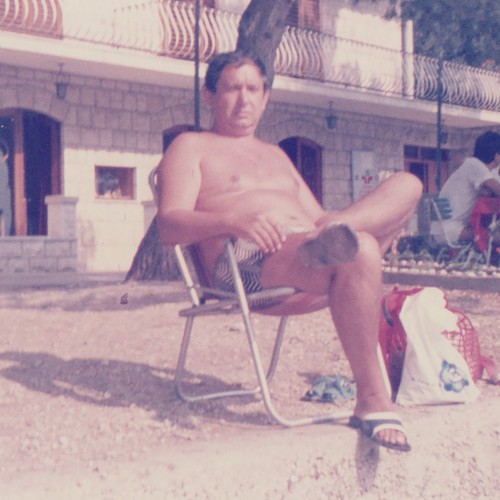 Carino uomo senza camicia