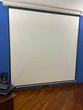 Schermo a soffitto motorizzato con telecomando – 240x240 cm – perfetto per video