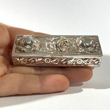 Antico portapillole italiano placcato argento, con decorazioni floreali