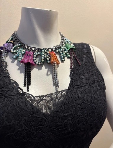 Collana nuova con - nuova, etichette