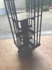 Libreria antica girevole In Legno. Sono presenti ruote sulle gambe