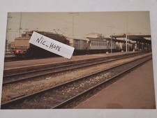 Fotografia Stazione di Acqui Terme Locomotore Elettrico FS E 626 in partenza 