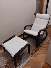 Sedia a dondolo IKEA POÄNG con poggiapiedi – struttura nera, cuscini bianchi