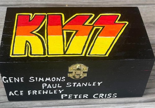 Kiss ultimate fan - kiss, fan/tour/stash