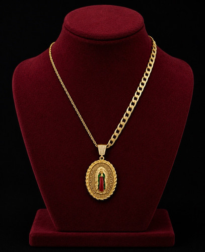 Collana con ciondolo religioso