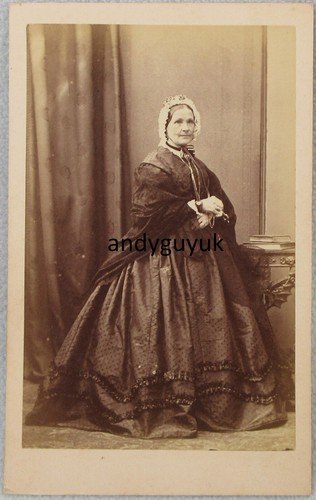 Cdv lady magnifying - lady, quizzer