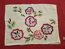 Centro in lino eseguito a mano con orlo a giorno e ricami intaglio, 42 x 32 cm