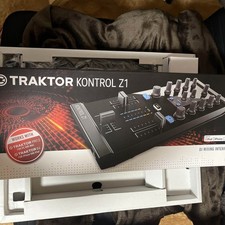 Native Instruments TRAKTOR CONTROL Z1 DJ Mixer Controller Interfaccia Audio con Scatola