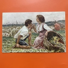 DUE GIOVANI SUL PRATO CON
