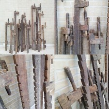 IMPORTANTE COLLEZIONE DI 20 MORSETTI STRETTOI IN LEGNO DA FALEGNAME DELL'800