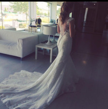 Abito da sposa semi sirena bianco spalline in pizzo e bottoni sulla schiena 