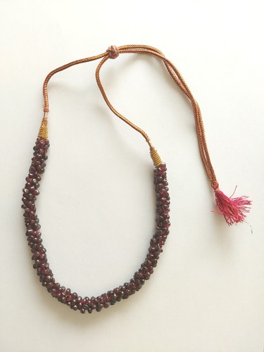 Collana con pietre bordeaux