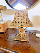 lampada da tavolo in rattan e bambù