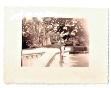 ANNI '40 GRAZIOSA RAGAZZA IN POSA SU UNA BALAUSTRA FOTO ORIGINALE DENTELLATA