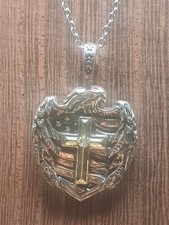 Collana in argento con scudo