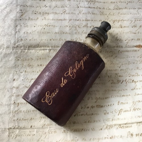 Flacone profumo eau - eau, de