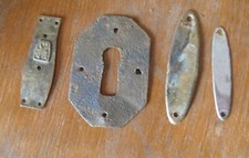 3 PIASTRINE + 1 BOCCHETTA IN FERRO E OTTONE STILE LIBERTY PER MOBILI VARI .-