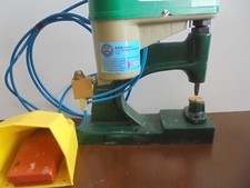 Rivettatrice pneumatica / Borse Cinture Pelletteria