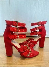 Sandali rossi con fibbie e