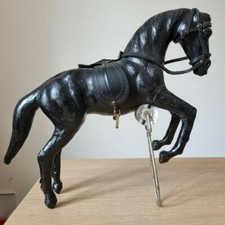 Cavallo rampante in cuoio nero