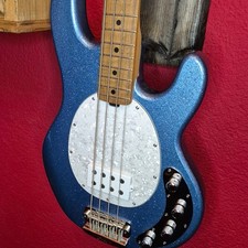 Sterling by Music Man StingRay RAY34 BSK ❘ chitarra elettrica ❘ Blue Sparkle ❘ SHOWROOM
