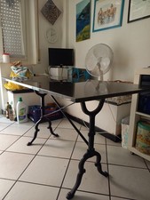 tavolo da cucina in granito nero con supporto in ghisa