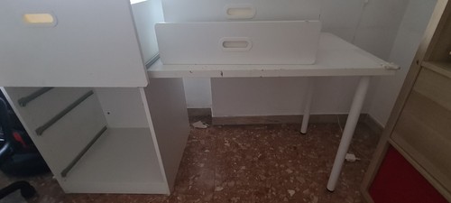 Scrivania bianca con - con, cassetti