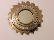 SPECCHIO rotondo con cornice in metallo dorato lavorato ed inciso  Vintage 70