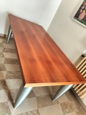 Tavolo design da soggiorno con piano legno ciliegio e gambe in acciaio