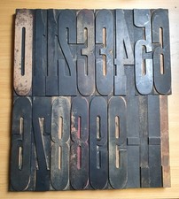 Set di 15 cifre in legno + 4