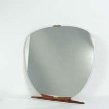 Vecchio specchio con base in