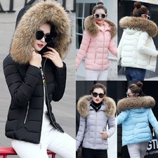 Cappotto invernale donna corto slim trapuntato con collo pelliccia cappuccio e design elegante