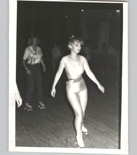 Giovane donna alla discoteca - giovane,