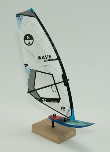 Modello windsurfista fedele