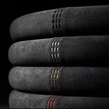 Coprivolante Auto Alcantara Con Mirino Rosso. Per Voltanti Con Forma Circolare