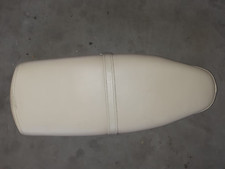 Sella bianca Vespa PX con maniglione serratura con chiavi targhetta e scritta