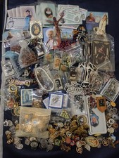 Lotto Materiale Religioso Costituito Da Rosari, Portachiavi, Medaglie, Spille