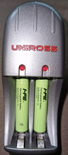 Uniross Caricabatteria X 2 AA/AAA Ni-MH/Ni-Cd + 2 Ministilo AAA Ni-MH 1.2 V