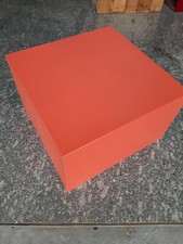 pedana espositiva in metallo verniciato per vetrina o centro negozio o camera