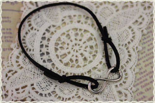 Braccialetto camoscio charm - in,