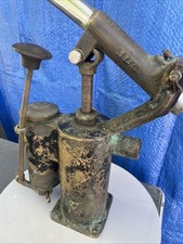 Antica pompa a mano in ottone