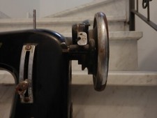 Macchina da cucire antica