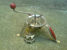 Trita verdure affettatrice a manovella in metallo anni '60 vintage