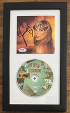 FOTO FIRMATA CON CORNICE TAYLOR SWIFT LIFE OF A SHOWGIRL #1 CD PSA DNA COA AUTOGRAFO