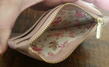 Portafoglio donna piccolo rosa, con zip color oro, interno fiorato, 15x9x0,5cm