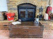 Vecchia cassapanca antica in pino, baule portaoggetti vintage in legno, scatola coperta, tavolino.