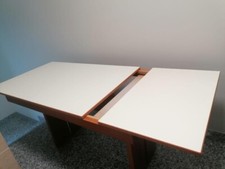 tavolo in legno allungabile usato colore ciliegio con piano in laminato bianco