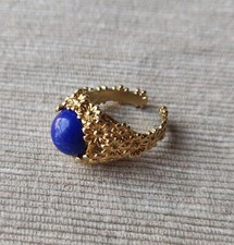 Anello in argento placcato oro con margherite e pietra blu